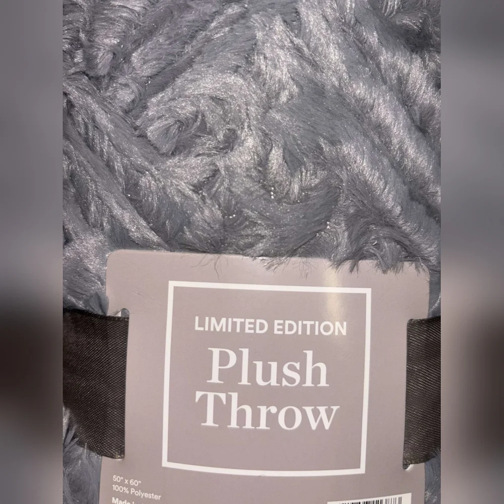 Limited edition soft gray plush throw - Picture 6 of 17